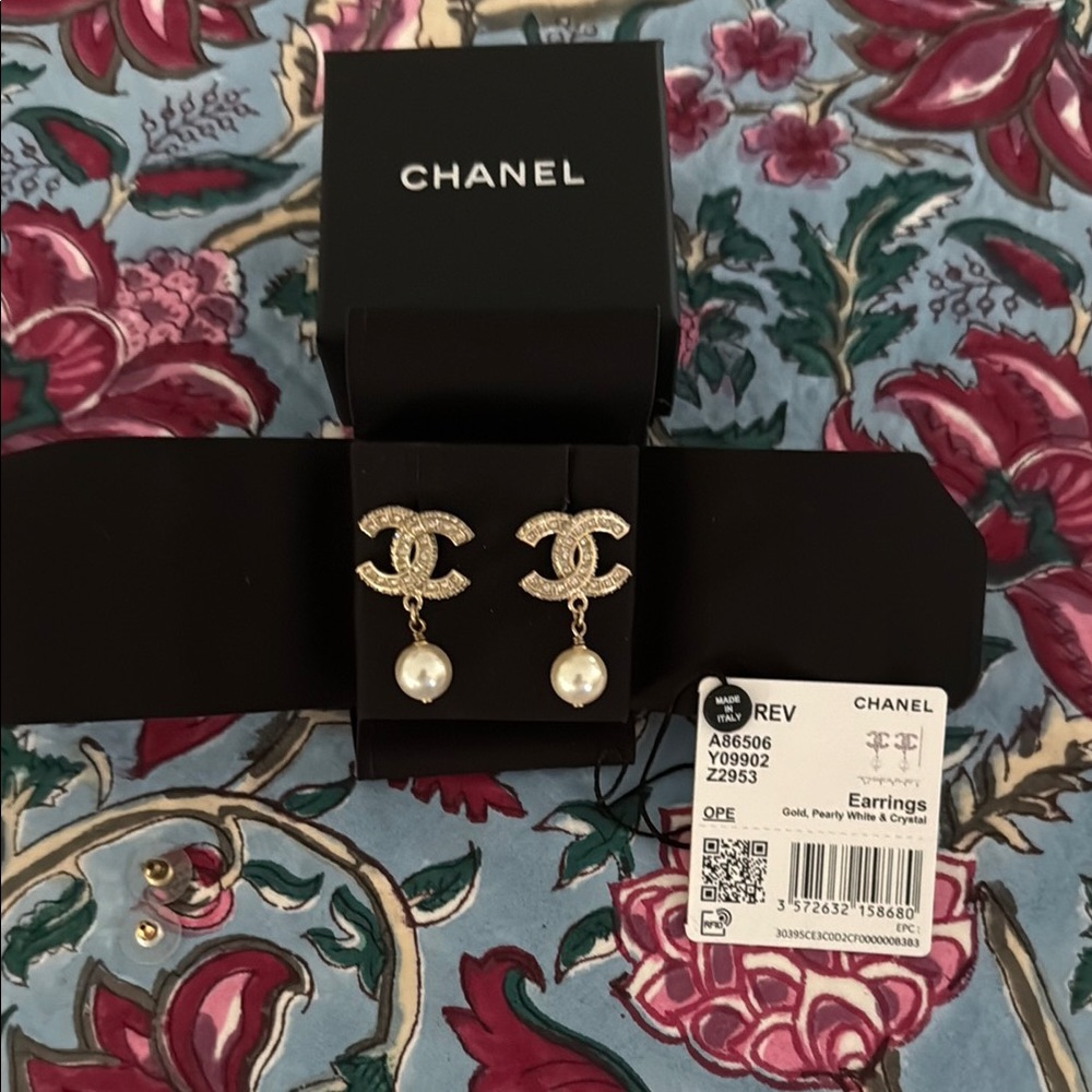 CHANEL Gold and Pearl drop Earrings